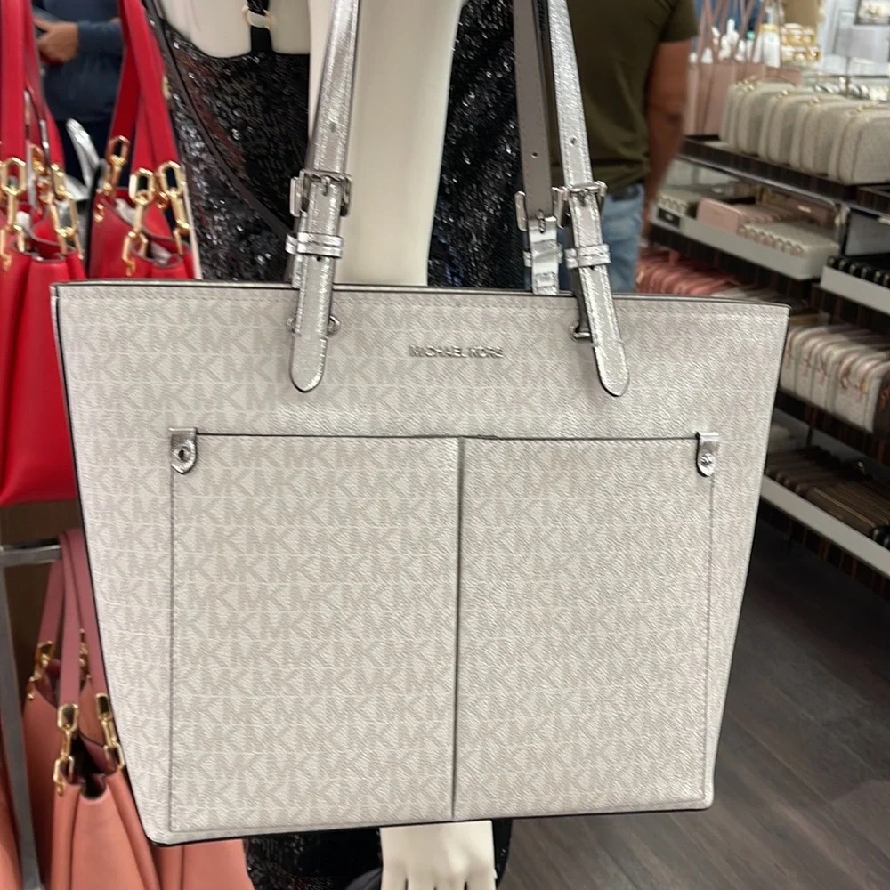 MICHAEL KORS OUTLET
Jet Set Medium Logo Pocket Tote Bag
Optic White/Silver 
NWT - Picture 15 of 16